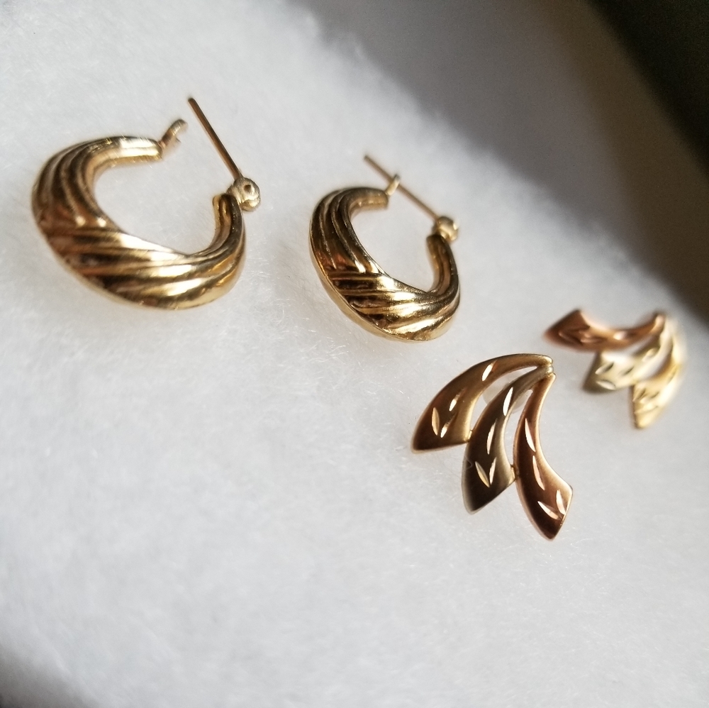 2 pairs of 14k gold earrings
